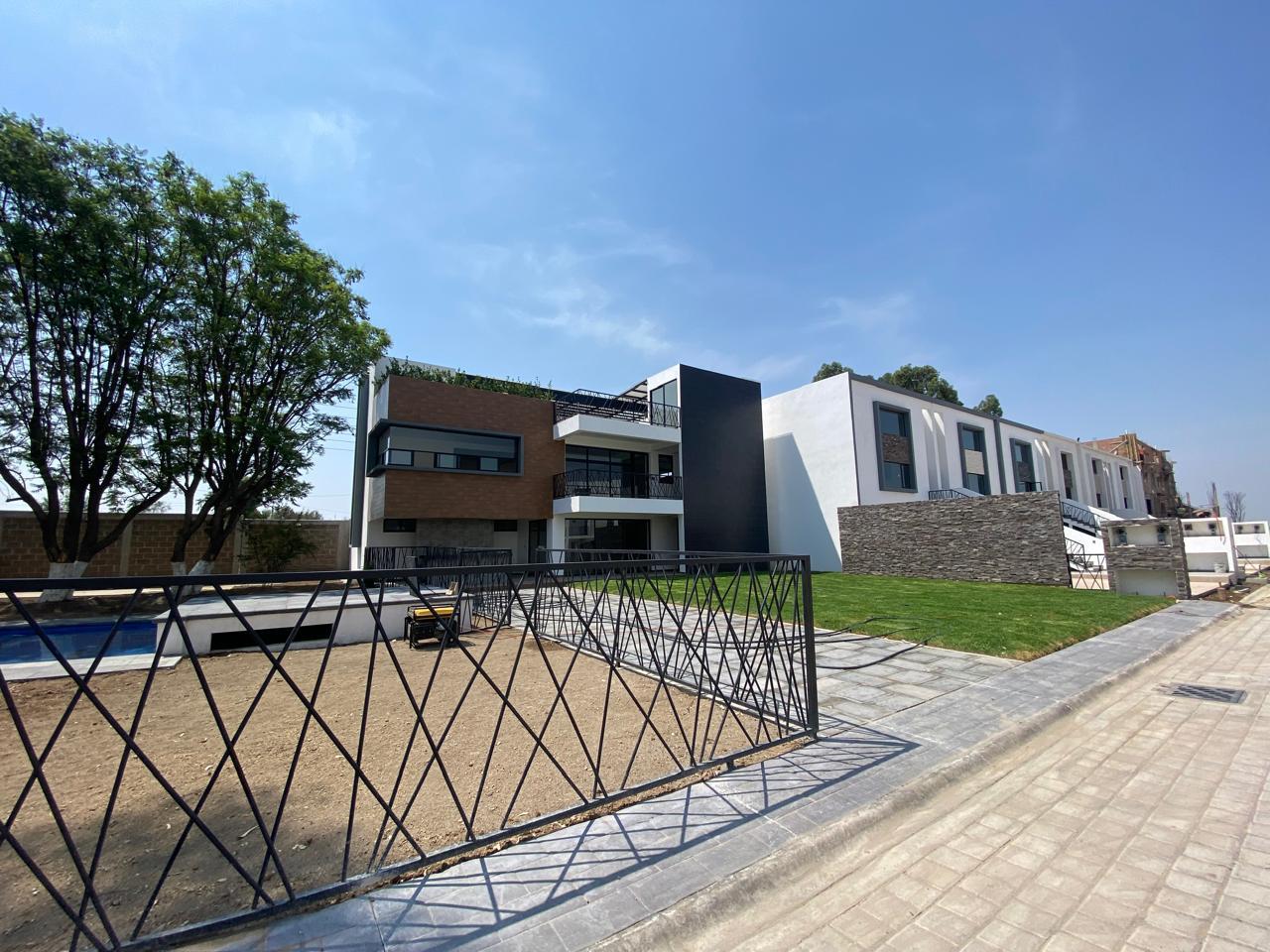 Calle con jardines y herrería moderna en Parque Real