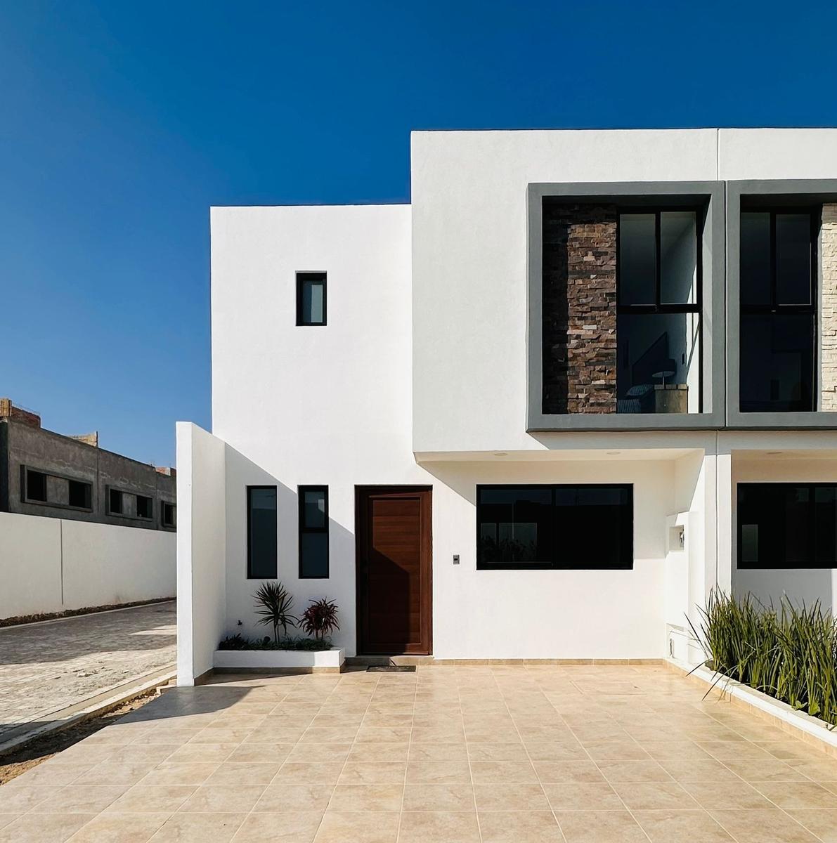 Fachada de casa en tonos oscuros