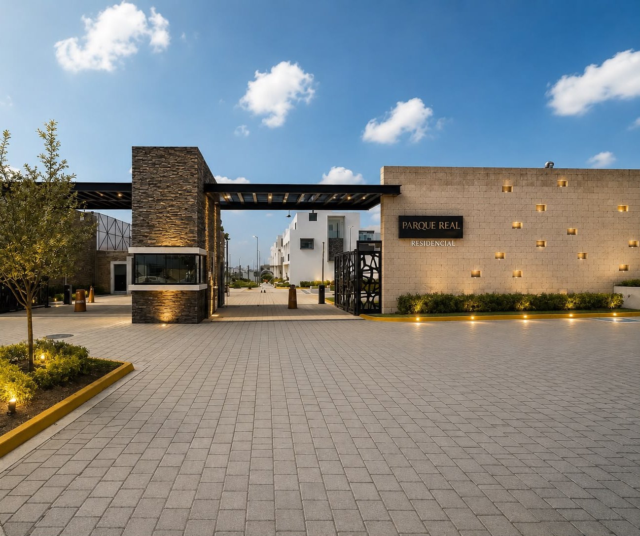 Acceso principal de Parque Real Residencial, con caseta de vigilancia y pórtico iluminado