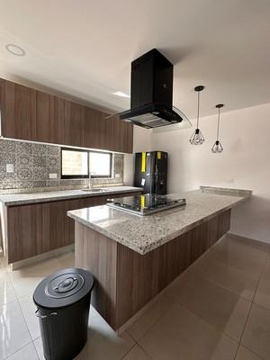 Cocina con isla de granito