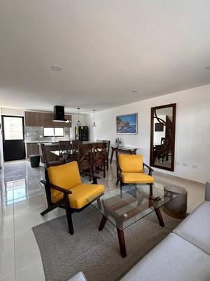Sala interior con sillones color mostaza